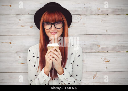 Immagine composita di sorridere hipster donna di bere il caffè Foto Stock