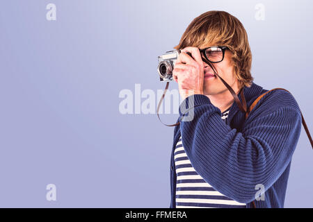 Immagine composita del hipster scattare foto con una vecchia macchina fotografica Foto Stock