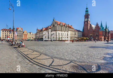 Polonia, Bassa Slesia, Wroclaw (Breslavia), il nuovo e il vecchio Municipio presso la piazza del mercato Foto Stock