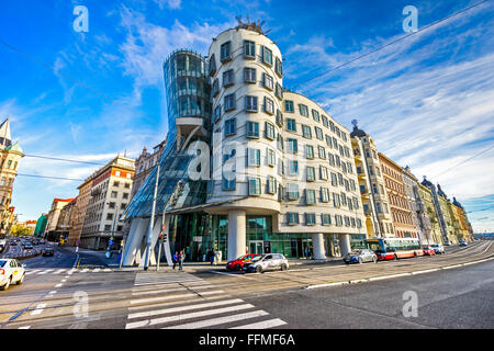 Praga - Novembre 08, 2015: edificio moderno, noto anche come la Casa Danzante, progettato da Vlado Milunic e Frank O. Gehry stand Foto Stock