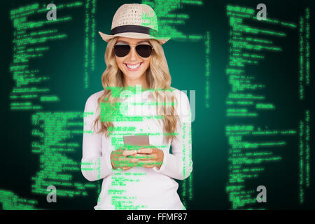 Immagine composita di una splendida bionda hipster con occhiali da sole utilizza lo smartphone Foto Stock