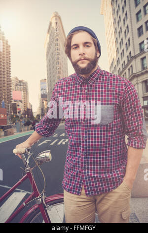 Immagine composita del ritratto di fiduciosa hipster con noleggio biciclette Foto Stock