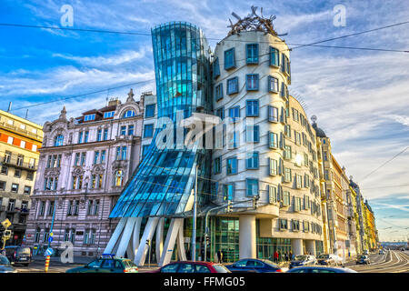 Praga - Novembre 08, 2015: edificio moderno, noto anche come la Casa Danzante, progettato da Vlado Milunic e Frank O. Gehry stand Foto Stock