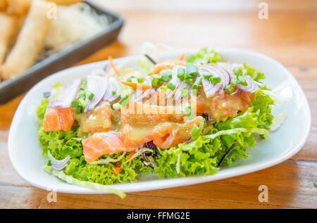 Fresca insalata di salmone sul tavolo Foto Stock