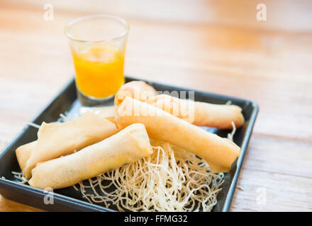 Fritte di rol a molla sul tavolo Foto Stock