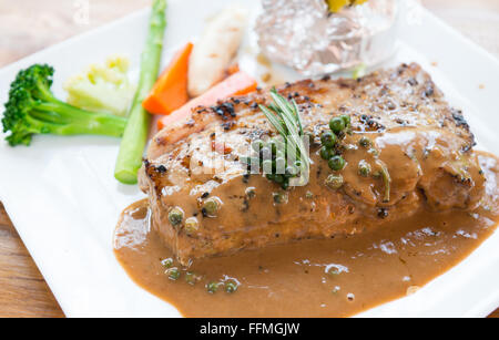 Bistecche alla griglia, patate al forno e verdure Foto Stock