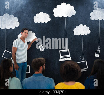 Immagine composita della attività creativa di persone a opera di Blackboard Foto Stock
