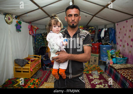 Padre con il bambino in Salarara Refugee Camp in Iraq. Foto Stock