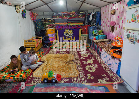 Interno di una tenda in un campo di rifugiati in Iraq settentrionale Foto Stock