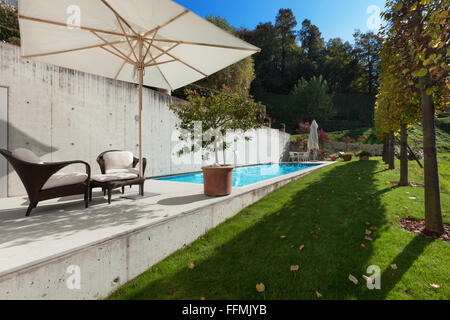 Architettura, casa moderna, una splendida terrazza con piscina Foto Stock