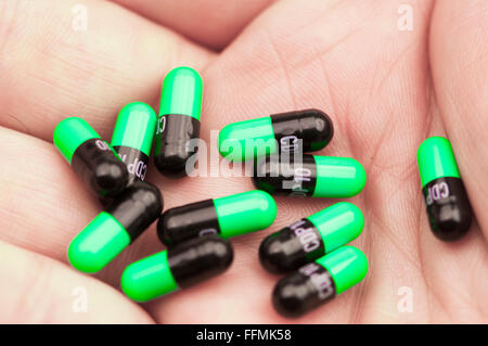 10 Valium compresse (clordiazepossido) nel palmo di una mano. Questa è una dose elevata (100mg) che inabilita la maggior parte delle persone. Foto Stock