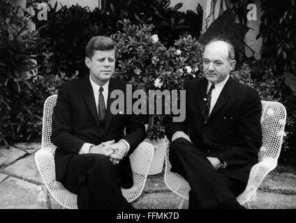 Kennedy, John Fitzgerald, 29.5.1917 - 22.11.1963, uomo politico americano (DEMOCRATICI), trentacinquesimo presidente degli Stati Uniti 20.1.1961 - 22.11.1963, a mezza lunghezza e con il segretario di stato Dean Rusk, Palm Beach, Florida, 4.4.1961, Foto Stock