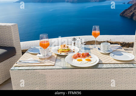 La colazione era fresca sulla riva del mare blu, Grecia, Santorini. Foto Stock