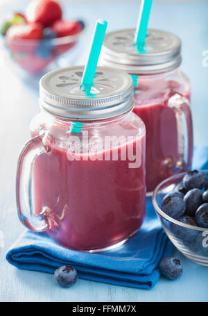 Fragola sano frullato mirtillo in vasetti di vetro Foto Stock