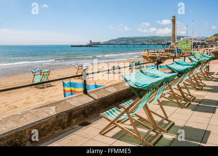 Sedie a sdraio a Sandown Beach presso l'Isola di Wight, nel sud dell'Inghilterra Foto Stock