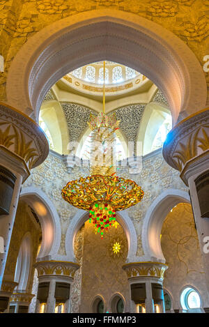 ABU DHABI, Emirati Arabi Uniti - 10 febbraio 2015: Interno della Moschea Sheikh Zayed di Abu Dhabi. La moschea fu progettato da Yusef Abdelki un Foto Stock