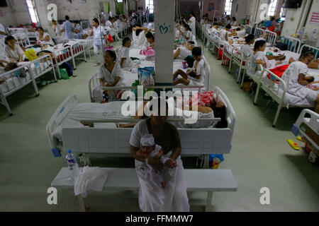 Manila, Filippine. Xvi Feb, 2016. Assistere le madri ai loro bambini neonati all'interno del reparto di maternità del Dott. Jose Fabella Memorial Hospital a Manila, Filippine, Feb 16, 2016. Reparto Filippino della Salute ha informato le donne a non rimanere incinta questo anno fino al più noto è circa la zanzara-borne Zika virus che provoca anomalie di nascite in America Latina, nonostante il fatto che le Filippine " riportati solo caso di Zika era di quattro anni fa. Credito: Rouelle Umali/Xinhua/Alamy Live News Foto Stock