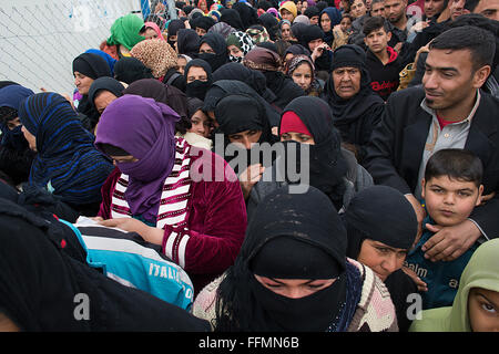 Distribuzione coperta da una ONG islamica ai rifugiati in Ashdi Refugee Camp Iraq settentrionale Foto Stock