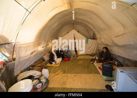 Interno di una tenda in un campo di rifugiati in Iraq settentrionale Foto Stock