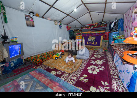 Interno di una tenda in un campo di rifugiati in Iraq settentrionale Foto Stock