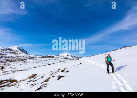 Femmina 50-60 con le racchette da neve in inverno Pirenei francesi Foto Stock