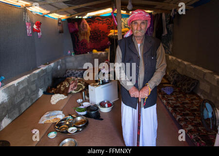 Interno di una tenda in un campo di rifugiati in Iraq settentrionale Foto Stock