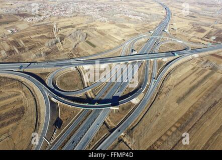 Shijiazhuang. Xvi Feb, 2016. Foto scattata nel febbraio 16, 2016 mostra un cavalcavia in corrispondenza della giunzione del G5 Beijing-Kunming highway e S52 Baoding-Fuping autostrada nel nord della Cina di nella provincia di Hebei. Finora, per un totale di 6,333 chilometri di autostrada sono state lastricate, nella provincia di Hebei e l'autostrada che collega Zhangjiakou e Chengde è stata aperta anche al traffico. © Zhu Xudong/Xinhua/Alamy Live News Foto Stock