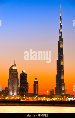 DUBAI, Emirati Arabi Uniti - 10 febbraio: Burj Khalifa facciata su 10 Febbraio 2014 a Dubai, UAE. Il Burj Khalifa è un edificio più alto al mondo Foto Stock