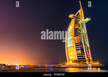 DUBAI, Emirati Arabi Uniti - 20 gennaio: Burj Al Arab hotel on gennaio 20, 2011 a Dubai, UAE. Il Burj Al Arab è un lussuoso hotel a 5 stelle costruito su un Foto Stock