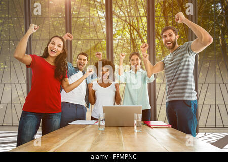 Immagine composita di happy business team con i pugni in aria Foto Stock