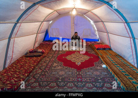 Interno di una tenda in un campo di rifugiati in Iraq settentrionale Foto Stock