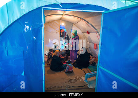 Interno di una tenda in un campo di rifugiati in Iraq settentrionale Foto Stock