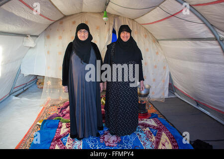 Interno di una tenda in un campo di rifugiati in Iraq settentrionale Foto Stock