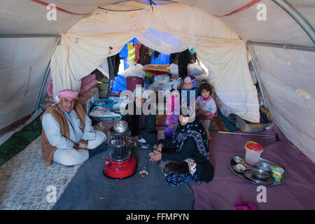 Interno di una tenda in un campo di rifugiati in Iraq settentrionale Foto Stock