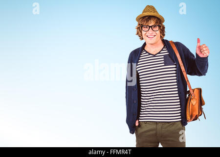 Immagine composita di sorridere hipster rendendo pollice in alto Foto Stock