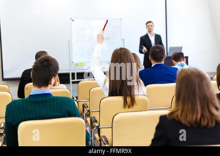 Altoparlante a parlare al pubblico e rispondere alle domande sul business meeting in sala conferenze Foto Stock