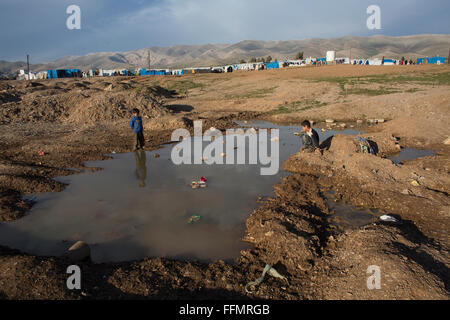 L'acqua stagnante in un campo di rifugiati nel nord Iraq. Foto Stock