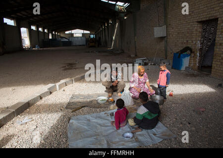 Interno di un campo di rifugiati in Iraq settentrionale Foto Stock