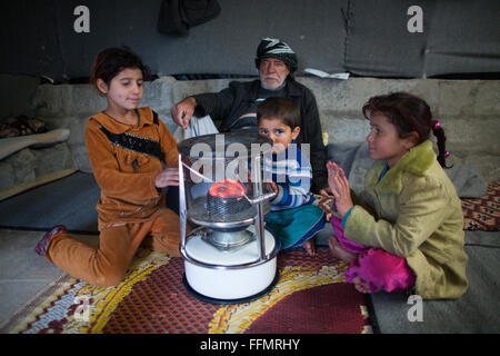 Interno di una tenda in un campo di rifugiati in Iraq settentrionale Foto Stock