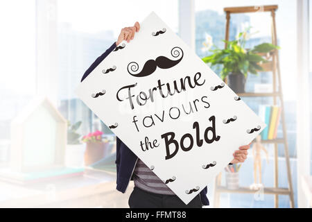 Immagine composita dell'uomo tabellone di contenimento nella parte anteriore del viso Foto Stock