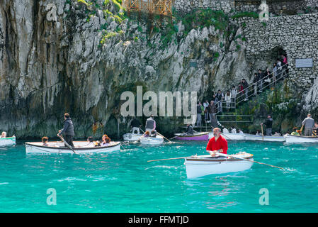 Grotta Azzurra di Capri, guide con i turisti in imbarcazioni a remi cerchio l'ingresso per la famosa Grotta Azzurra) sull'isola di Capri. Foto Stock