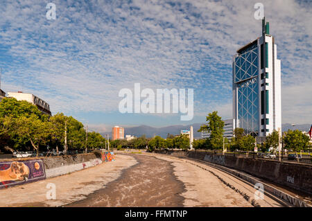 Vista della Torre Telefonica edificio sulla riva del fiume Mapocho - Santiago de Cile Foto Stock