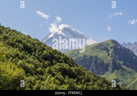 5047 m Mount Kazbek (Kazbegis Mkinvartsveri) nella gamma Khokh nelle montagne del Caucaso, Georgia Foto Stock