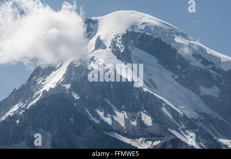 5047 m Mount Kazbek (Kazbegis Mkinvartsveri) nella gamma Khokh nelle montagne del Caucaso, Georgia Foto Stock