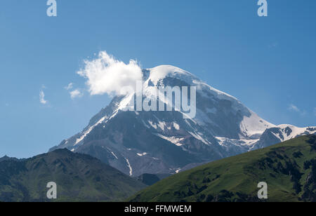 5047 m Mount Kazbek (Kazbegis Mkinvartsveri) nella gamma Khokh nelle montagne del Caucaso, Georgia Foto Stock