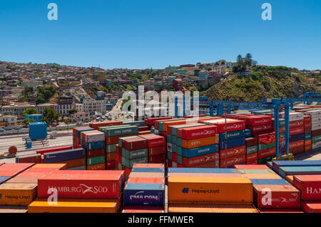 Visualizzare il carico porta a mare e la zona residenziale della città di Valparaiso Foto Stock