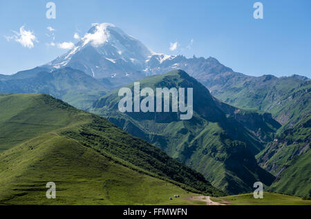 5047 m Mount Kazbek (Kazbegis Mkinvartsveri) nella gamma Khokh nelle montagne del Caucaso, Georgia Foto Stock