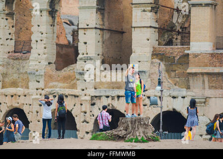 Coppia selfie, sullo sfondo del Colosseo a Roma una giovane coppia in vacanza fotografa loro stessi, Italia. Foto Stock