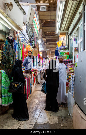 Omani People Shopping nel souk Muttrah (Al) Dhalam, Muttrah, Moscato, il sultanato di Oman Foto Stock