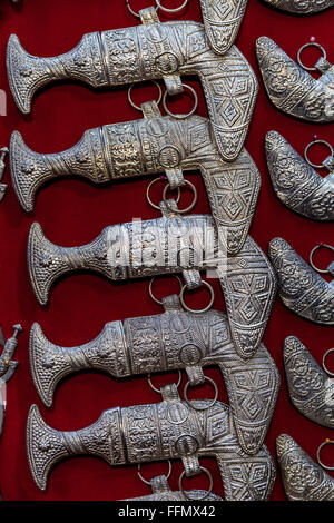 Khanjars souvenir in vendita nei souk Muttrah (Al) Dhalam, Muttrah, Moscato, il sultanato di Oman Foto Stock